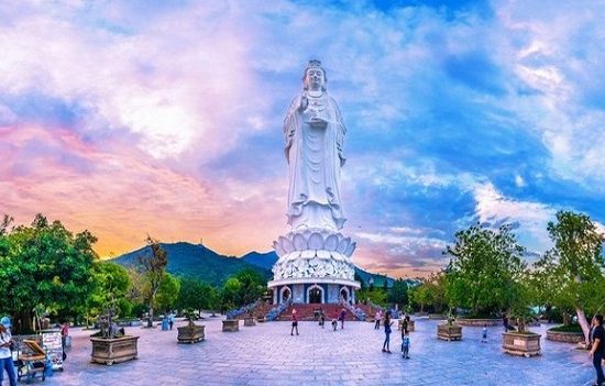 Ngắm cảnh đẹp tại chùa Linh Ứng Bãi Bụt