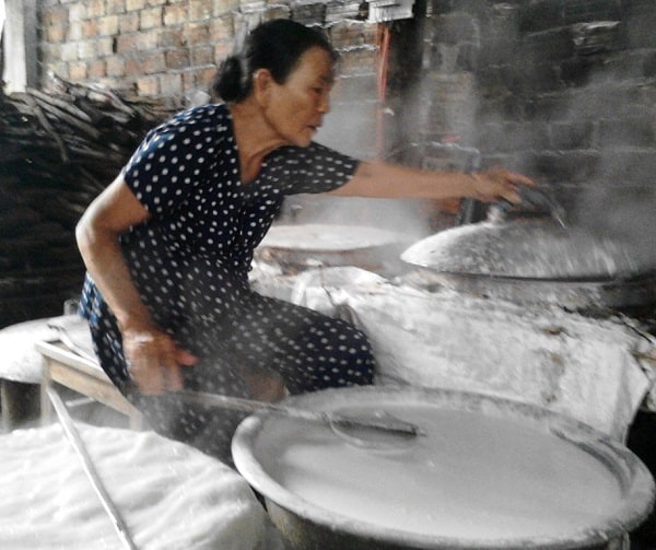 Du lịch làng Túy Loan có gì chơi vui, thú vị? Tham quan quá trình làm bánh tráng ở làng Túy Loan