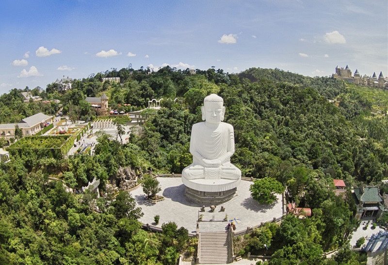 Danh sách những ngôi chùa đẹp ở Đà Nẵng nổi tiếng linh thiêng. Chùa Linh Ứng Bà Nà Hill