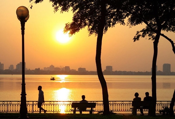 Địa điểm đi chơi ở Hà Nội với người yêu, ngắm hoàng hôn ở Hồ Tây