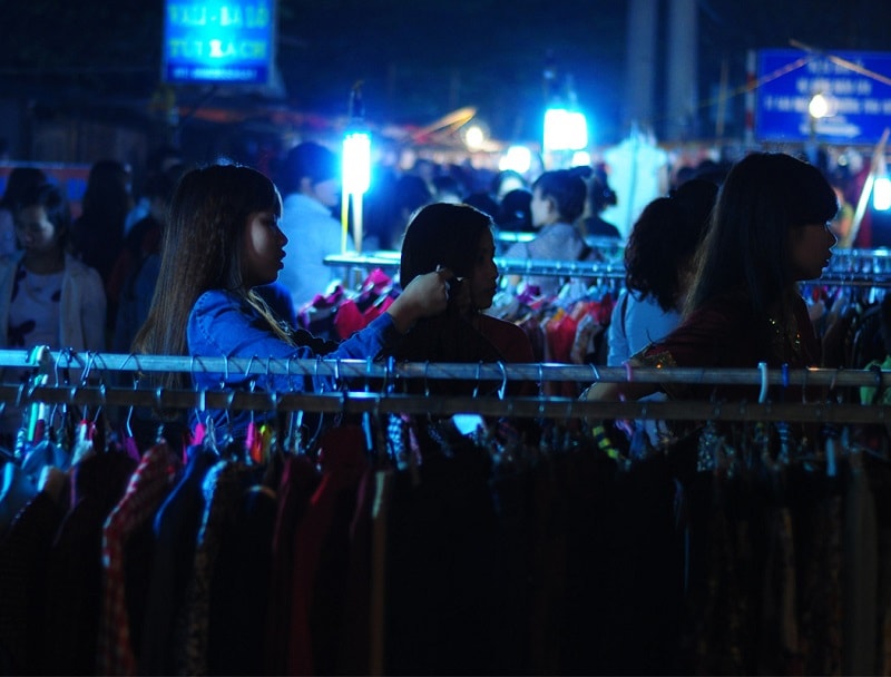 Chợ đêm Dịch Vọng - Khu chợ đêm sinh viên giá rẻ ở Hà Nội