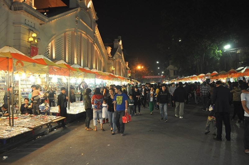 Chợ đêm Đồng Xuân - Chợ đêm lâu đời nhất ở Hà Nội