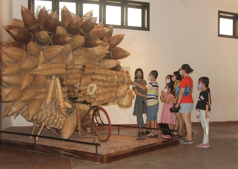 Review bảo tàng dân tộc học Việt Nam, những chiếc rọ đánh cá trong bảo tàng 