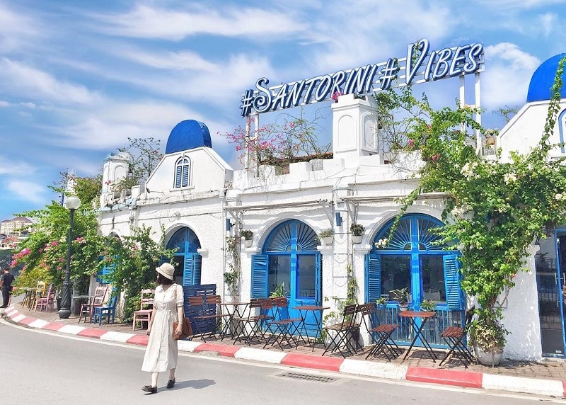 Địa điểm check in Hà Nội, quán cafe Santorini Vibes