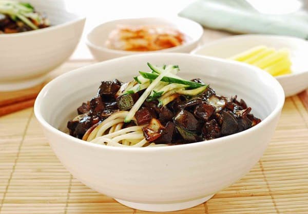Du lịch Seoul nên ăn món gì? Mỳ tương đen, đặc sản Seoul Hàn Quốc