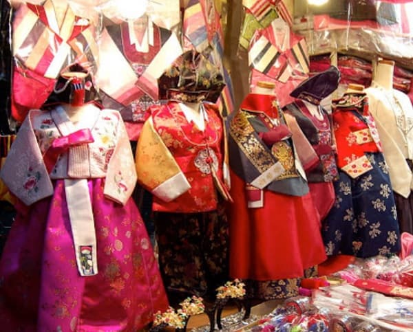 Du lịch Busan Hàn Quốc nên mua gì về làm quà? Trang phục Hanbok cho trẻ em. Ở Busan nên mua quà gì cho bé?