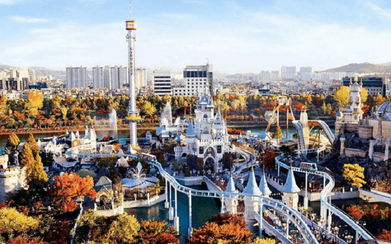Nên đi công viên Lotte World hay Everland Hàn Quốc: Tàu lượn là một trong số những trò cảm giác mạnh được yêu thích ở Lotte World