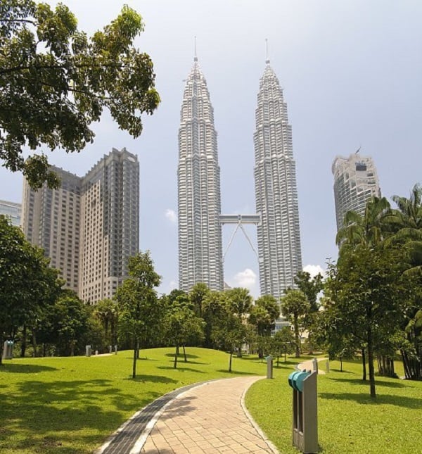 View tháp đôi Petronas Twin Tower từ công viên KLCC Malaysia