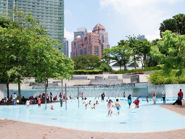 Hồ bơi - địa điểm vui chơi ở công viên KLCC dành cho trẻ em