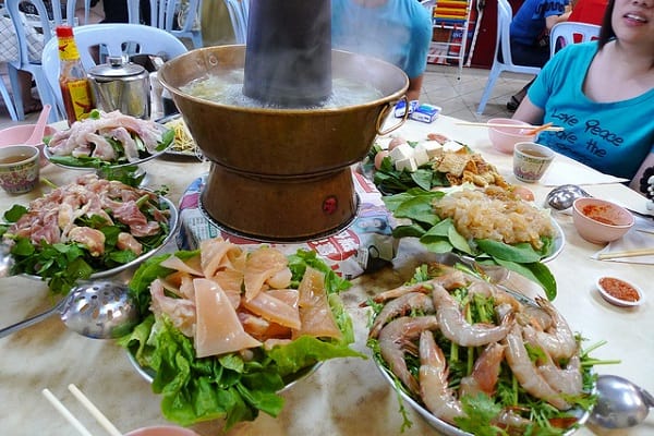 Du lịch cao nguyên Cameron Malaysia nên ăn món gì ngon: Thưởng thức món Steamboat 