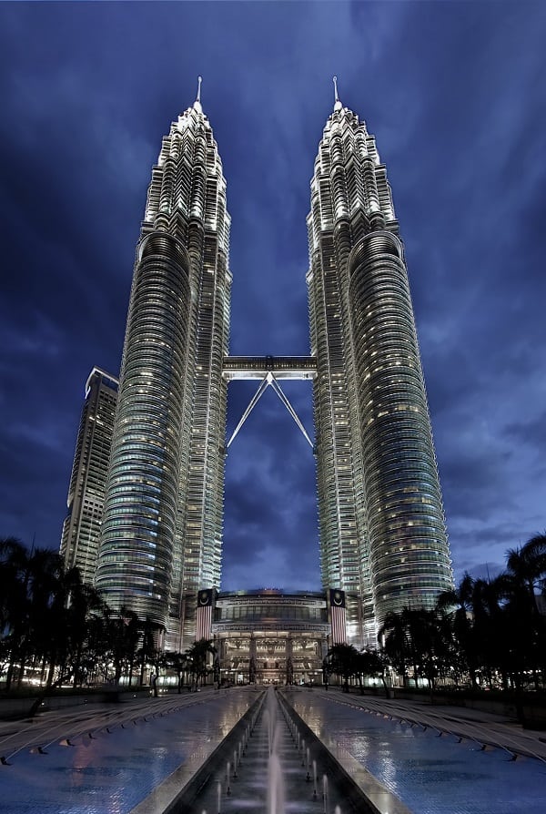 Tháp đôi Petronas Twin Towers địa điểm tham quan nổi tiếng ở Kuala Lumpur City Centre