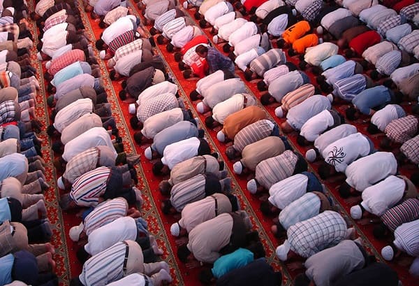 Những người đàn ông cầu nguyện trong lễ hội Hari Raya ở Malaysia