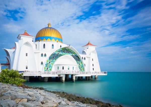 Lịch trình du lịch Malacca 3 ngày 2 đêm. Địa điểm tham quan nổi tiếng ở Malacca. Nhà thờ Hồi giáo Masjid Selat Melaka