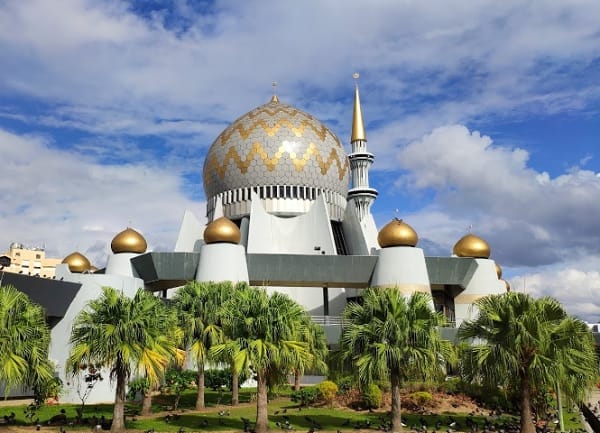 Địa điểm du lịch ở Sabah. Địa điểm check-in đẹp ở Sabah. Sabah State Mosque ( Nhà thờ Hồi giáo ở Sabah)