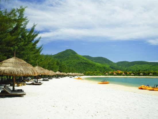 Những bãi biển đẹp nhất ở Nha Trang không thể bỏ qua. Du lịch Nha Trang nên tắm biển ở đâu? Bãi tắm đẹp ở Nha Trang nên tới