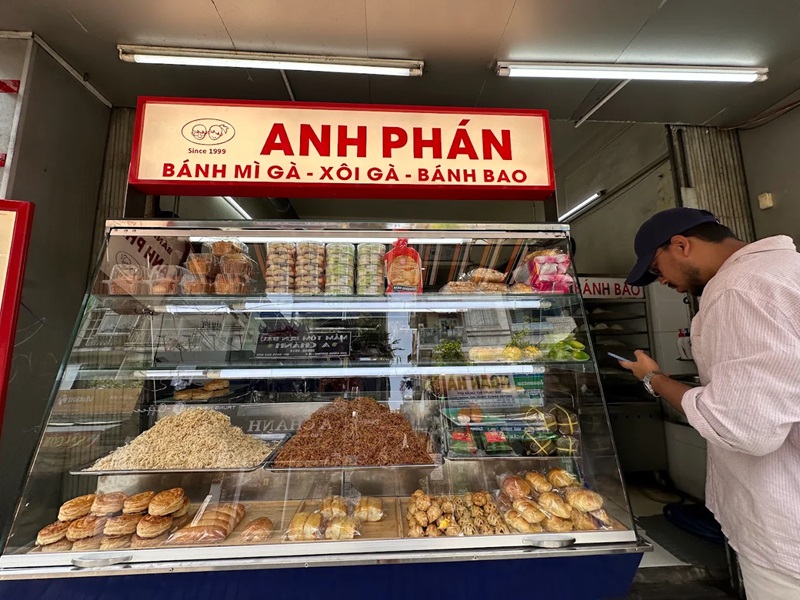 Quán bánh mì ở Sài Gòn. Quán bánh mì bình dân ở Sài Gòn