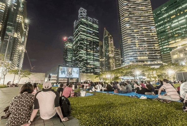 Địa điểm du lịch ở Singapore miễn phí: Xem phim ngoài trời tại trung tâm mua sắm ION Orchard
