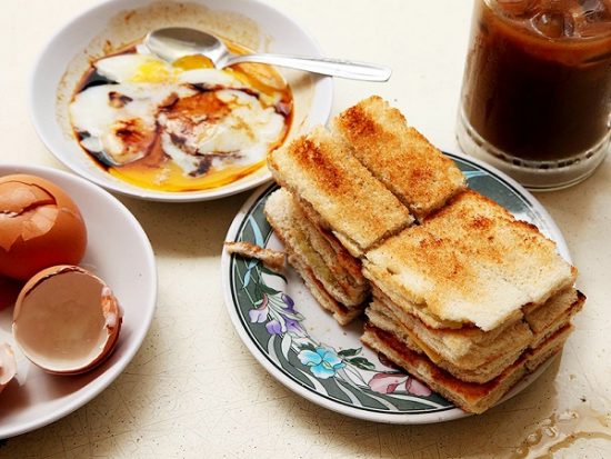 Bánh mỳ nướng Kaya - món ăn sáng truyền thống ở Singapore giá bình dân