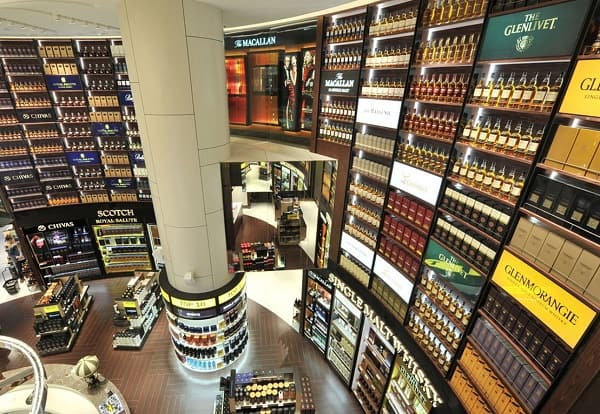 Wines & Spirits Duplex Store, nơi bán rượu và thuốc lá lớn nhất ở sân bay Changi của Singapore