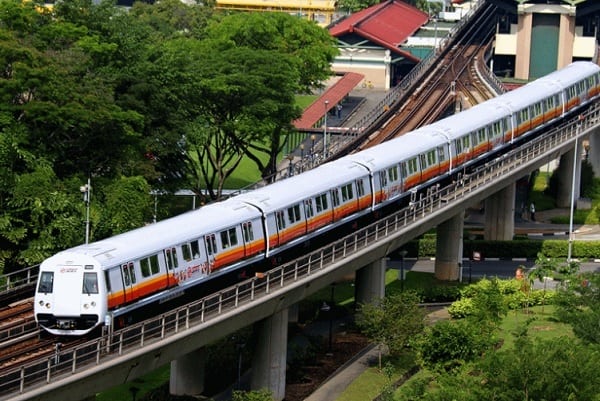Tàu điện ngầm MRT ở Singapore. Phương tiện công cộng hiện đại nhất ở Singapore