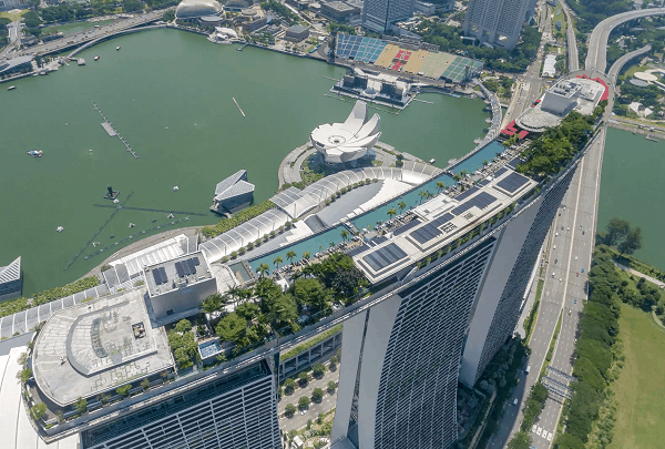 Marina Bay Sands Skypark là địa điểm tham quan gần vòng quay Singapore Flyer nhất