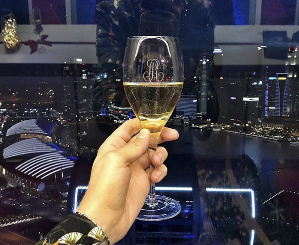 Uống champagne, cocktail ngăm thành phố trên vòng quay Singapore Flyer