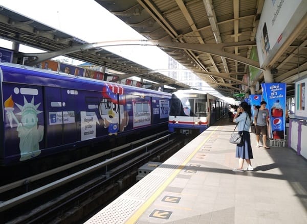 Cách đi tàu điện BTS ở Bangkok: đứng đợi Tàu ở đúng khu vực dành cho mình