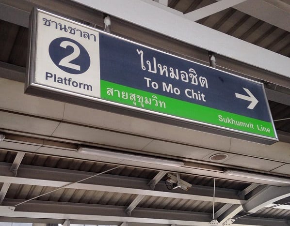 Cách đi tàu điện BTS ở Bangkok, nhớ để ý bảng chỉ dẫn hướng đi của các tuyến