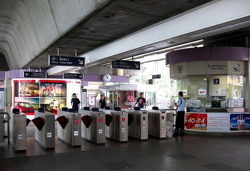 Cách đi tàu điện BTS ở Bangkok: tìm hiểu kỹ khu vực soát vé nơi đây