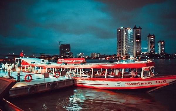 Những chiếc tàu đưa du khách tới khám phá chợ đêm Asiatique The Riverfront