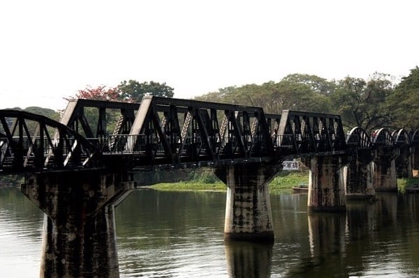 Đến Kanchanaburi du lịch nên thăm quan địa điểm nào? Cầu sông Kwai