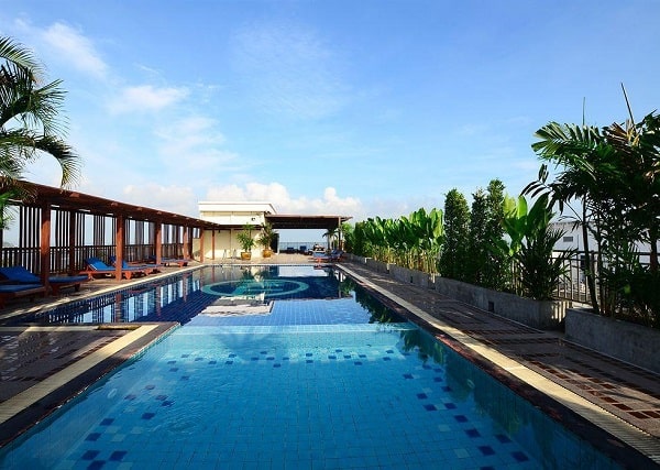 Kinh nghiệm du lịch Pattaya: Khách sạn Baywalk Residence Pattaya với bể bơi và nhà hàng trên sân thượng rất độc đáo