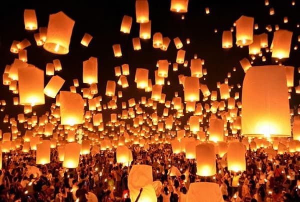 Lễ hội truyền thống của Thái Lan, Lễ hội đèn trời Yi Peng ở Chiang Mai thu hút rất nhiều người tham gia