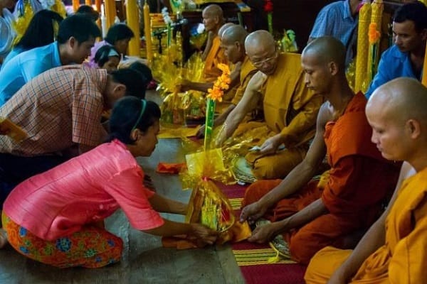 Lễ hội truyền thống Khao Phansa - Khóa đi tu mùa mưa lớn nhất ở Thái Lan