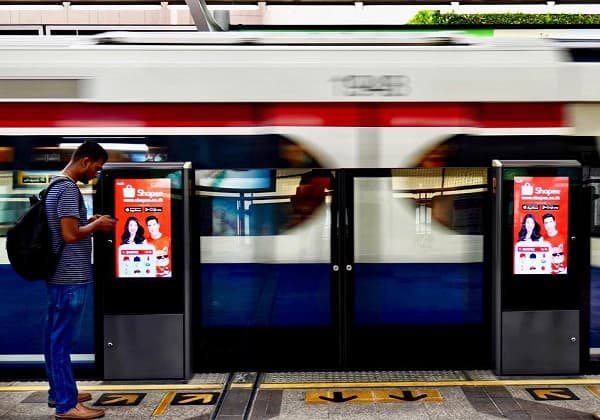 Khu vực đợi lên tàu Airport Rail Link ở Bangkok