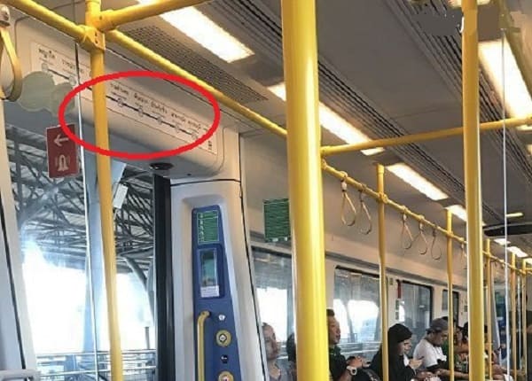 Bản đồ các trạm tàu Airport Rail Link ở Bangkok được dán ở cửa tàu
