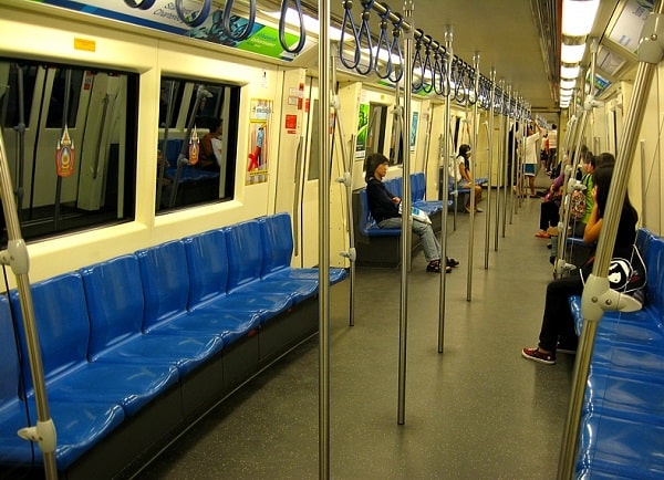 Khu vực bên trong tàu điện ngầm MRT ở Bangkok