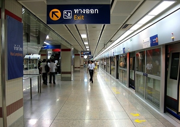 Khu vực đứng đợi tàu điện ngầm MRT ở Bangkok
