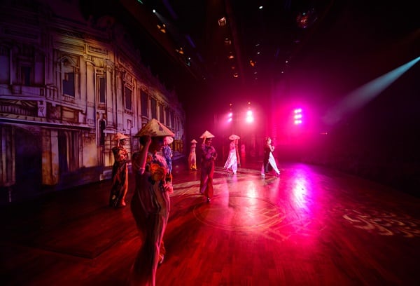 Xem Alcazar Show Pattaya, thưởng thức tiết mục Hello Việt Nam từ những diễn viên chuyển giới.