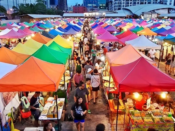 Chợ đêm Rot Fai - Mua sắm giá rẻ ở chợ đêm Bangkok