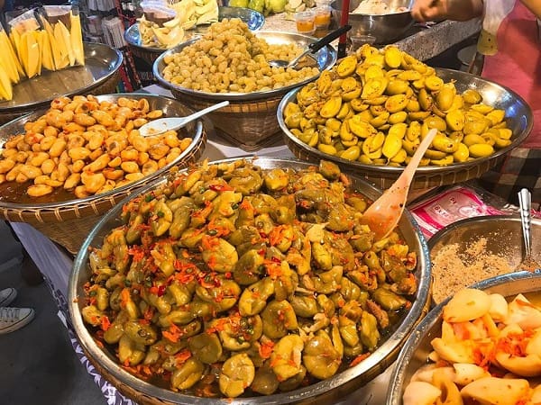 Ăn gì ở chợ đêm Rod Fai Bangkok?