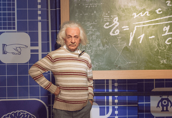 Hãy xem nhà khoa học Albert Einstein đang làm gì ở bảo tàng tượng sáp Madame Tussauds, Bangkok
