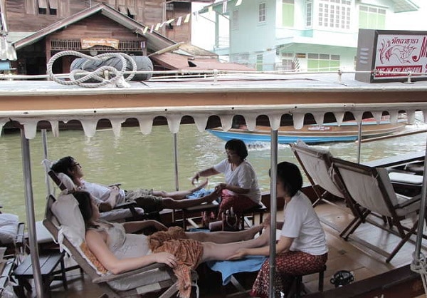 Du lịch chợ nổi Amphawa và trải nghiệm dịch vụ massage trên thuyền