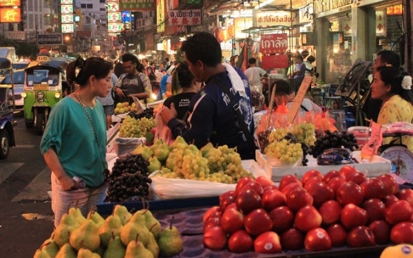 Du lịch Bangkok nên mua gì? Mua trái đặc sản trái cây tươi