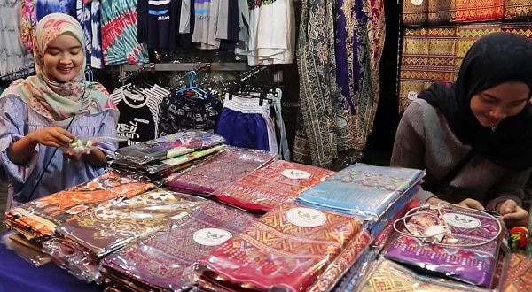 Lụa tơ tằm, những sản phẩm về lụa tại chợ đêm Ao Nang ở Krabi