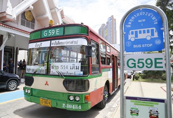 Kinh nghiệm đi xe bus ở Bangkok, đón xe ở điểm dừng xe bus