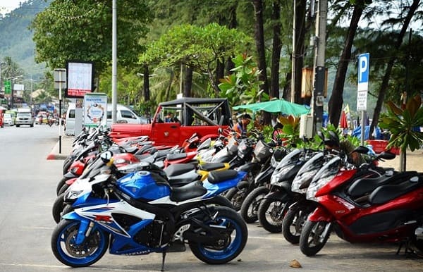 Xe máy là phương tiện di chuyển tiết kiệm nhất cho chuyến du lịch Phuket giá rẻ